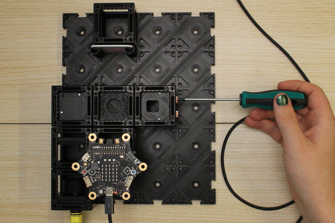 Stelle den kinematischen Spiegel im anderen Arm des Interferometers ein, bis ein Ringmuster auf dem Schirm sichtbar wird.