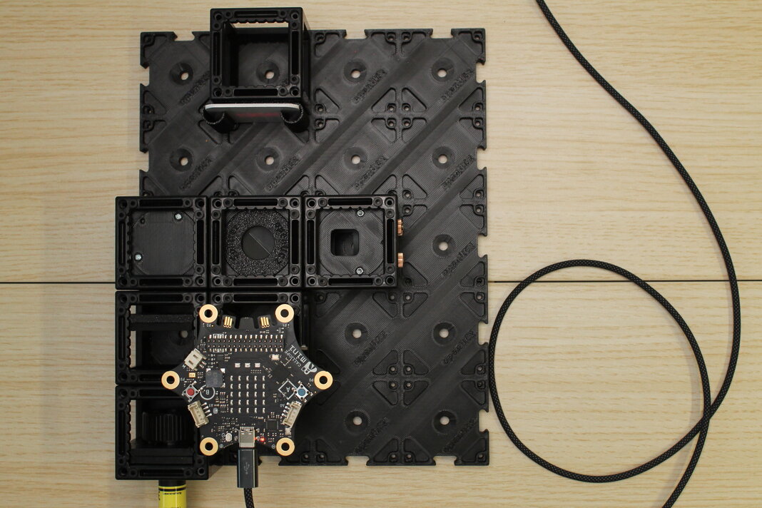 Stecke ein USB-Kabel in den Calliope, und das andere Ende in einen Laptop.