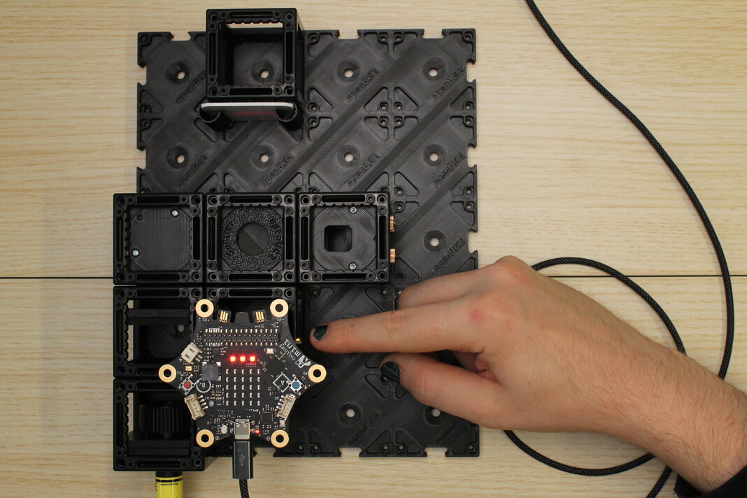 Die gelben LEDs zeigen an, wenn die Heizung heizt.