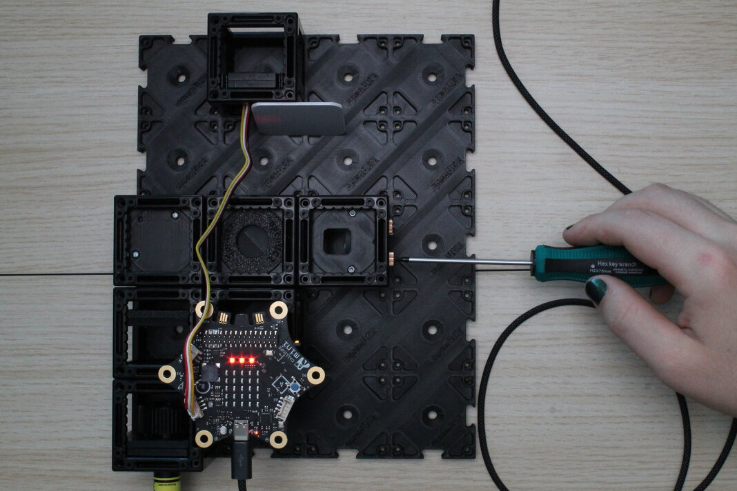 Justiere den Spiegel, um das Interferenzmuster zurückzubekommen, mit dem weißen Schirm angelehnt an den Sensorwürfel